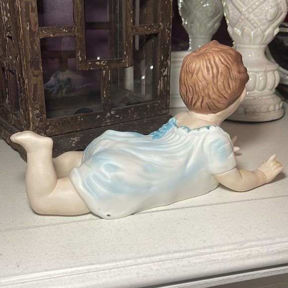 Vtg XL Porcelain Bisque Piano Baby 10” Figurine Draped Outfit Crawling - Picture 5 of 8